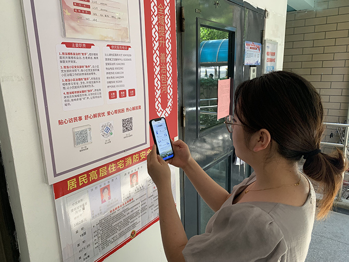 望湖街道月桂苑小区居民在楼栋扫“码上反馈”二维码反馈意见