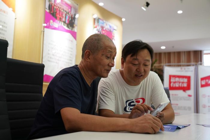 高飛為老年人安裝雲閃付等反詐APP。銀聯安徽供圖
