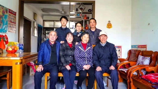 （图为凌云一家人合影——安医巢湖医院供图）