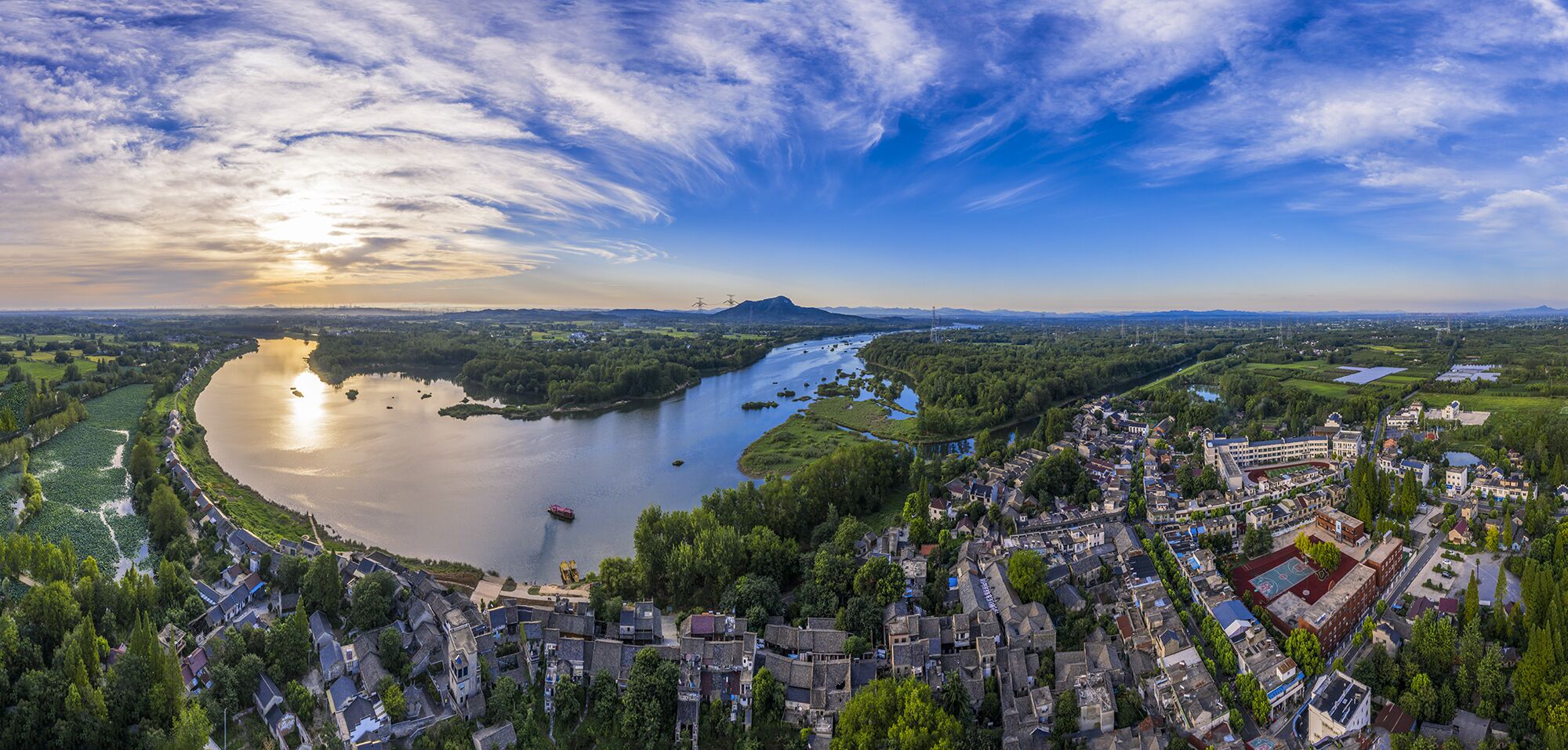 水清岸绿，景美如画。李明仙摄