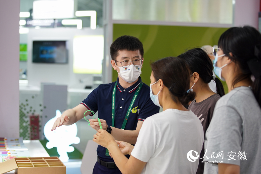 参展商正为参观群众介绍产品。人民网 王锐摄
