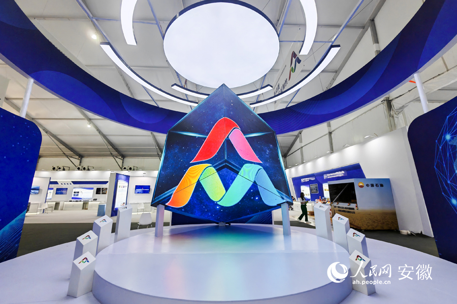 主展馆内3D立体显示屏展示双创周logo。人民网 王锐摄