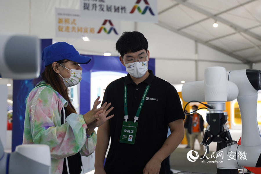 市民向站台负责人员了解展品信息。人民网 王锐摄