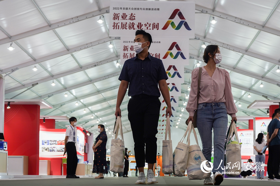 逛展会，购文创，市民满载而归。人民网 王锐摄