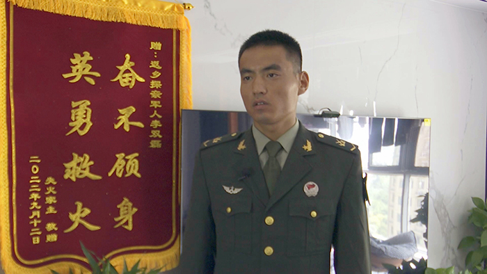 奮勇救火的李雙磊。潘海龍、沈雲鵬攝