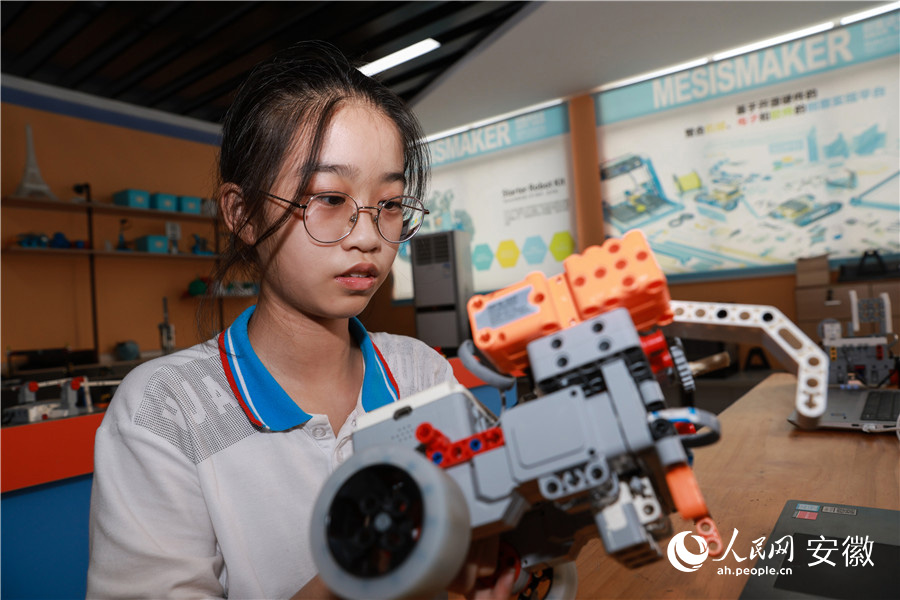 馬鞍山市花園初級中學，機器人興趣小組成員在組裝RIC機器人。人民網 張俊攝