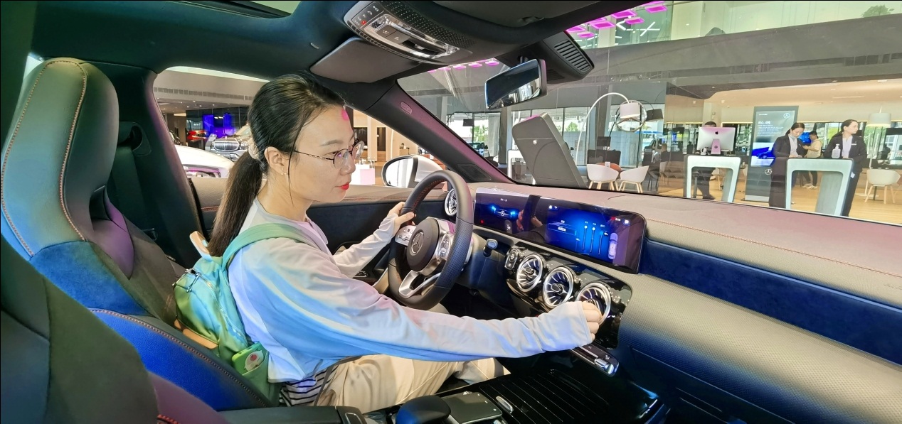 市民在安徽国际汽车城内体验新车。