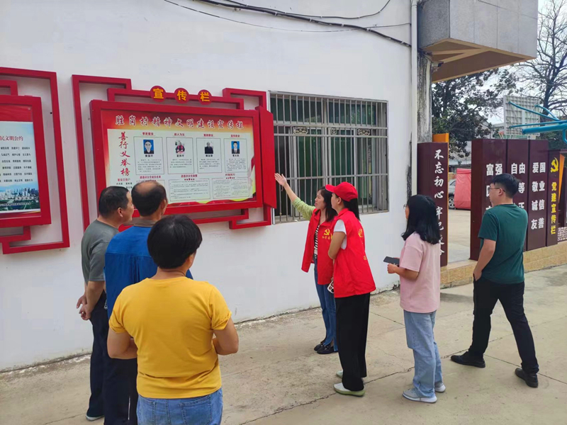 向居民群众介绍善行义举榜。庐江县委宣传部供图