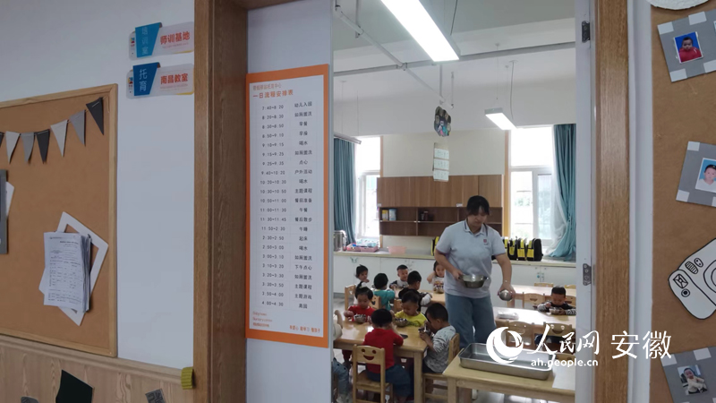 “南昌教室”內，教師正在為幼兒發放下午點心。人民網 胡雨鬆攝