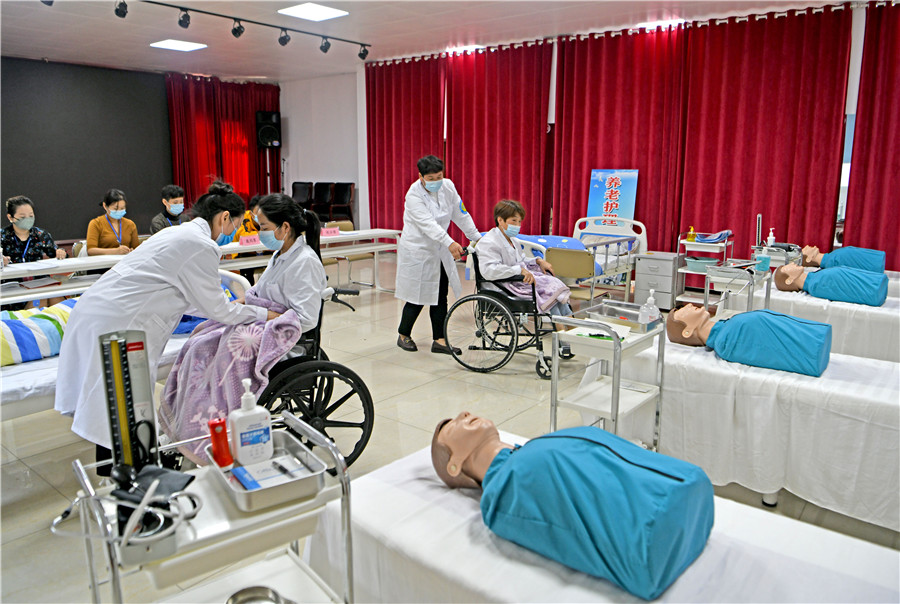 养老护理员进行实操操作。陈彬摄