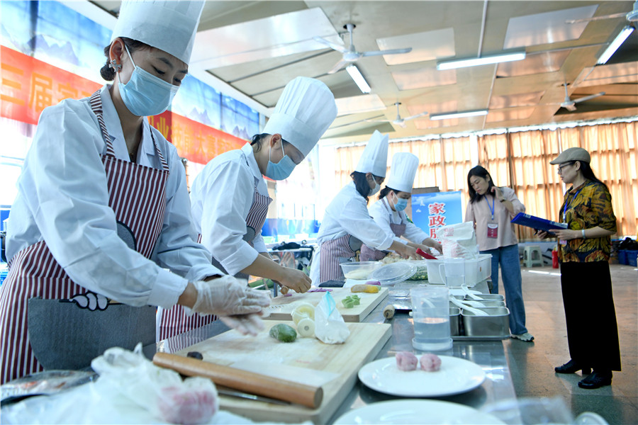 家政服务员制作面点。陈彬摄