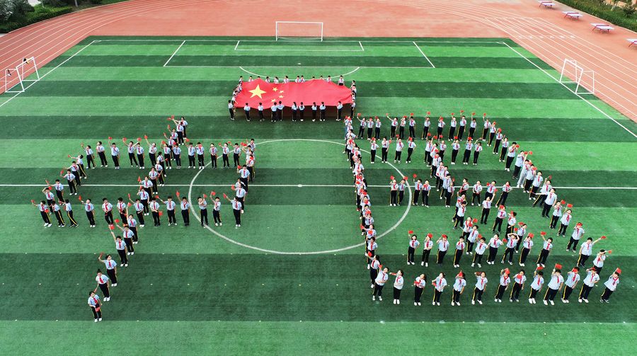安徽淮北：小学生摆出“中国”字样方阵喜迎国庆