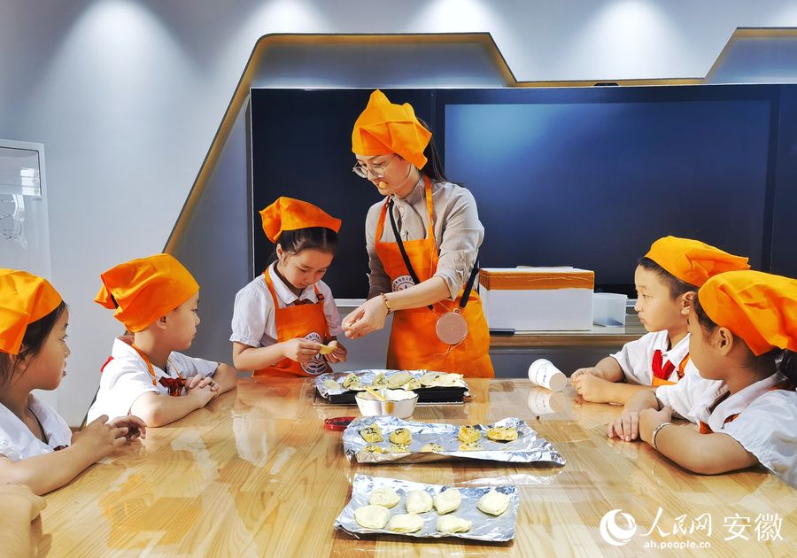 在烘焙課程中，老師教學生們做甜品。人民網 周坤攝