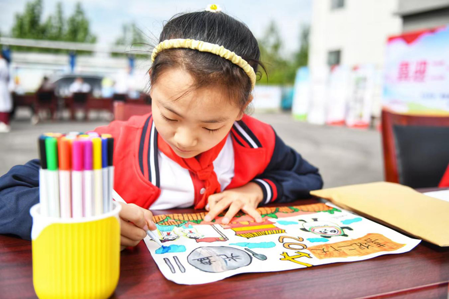 小學生用畫筆勾勒出美麗文明鄉村。謝家集區委宣傳部供圖