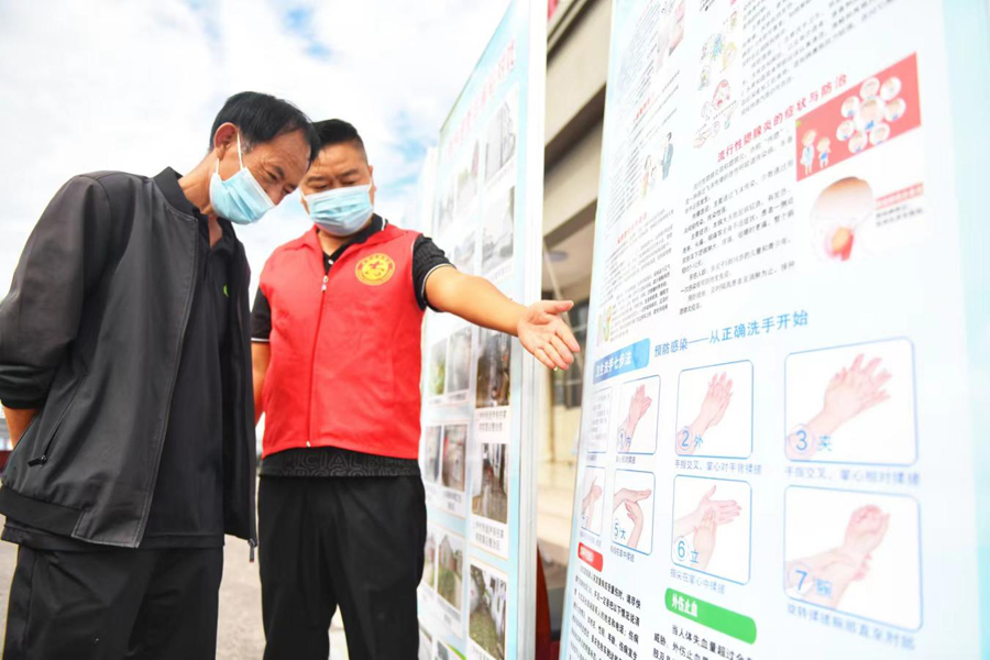 志願者正引導村民學習“六步洗手法”。謝家集區委宣傳部供圖