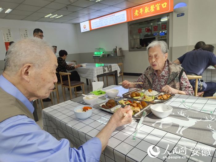 老年人就餐。人民网 陶伟摄