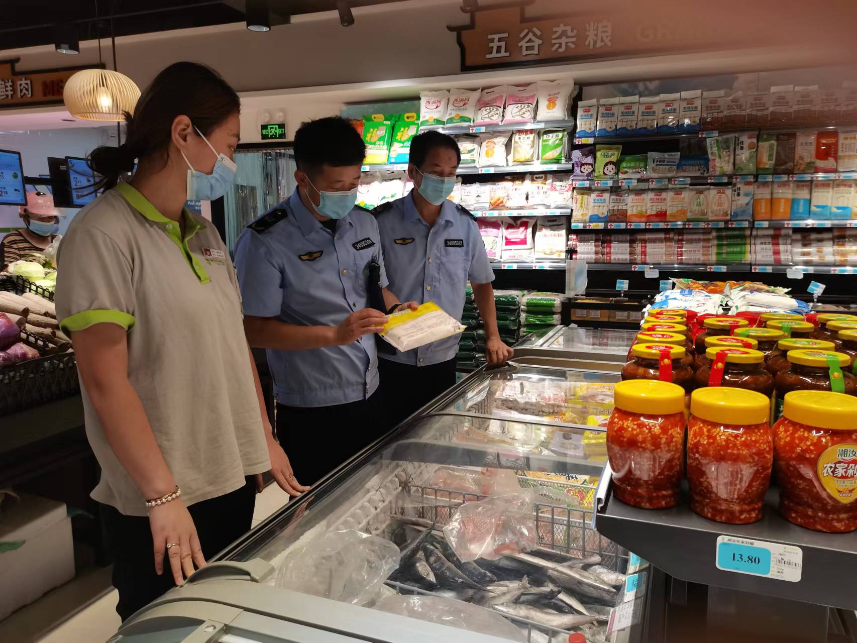 執法人員檢查超市冷凍食品。定遠縣委宣傳部供圖