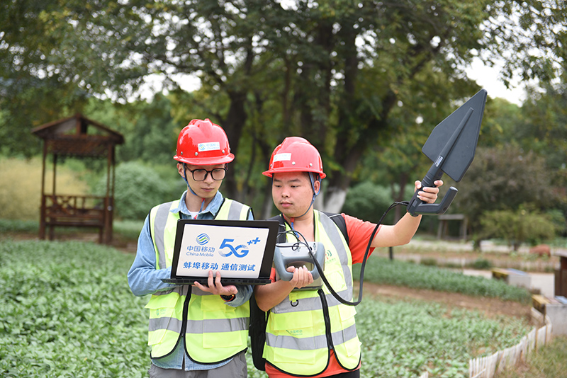 保障小队在重点区域开展网络巡检。安徽移动供图