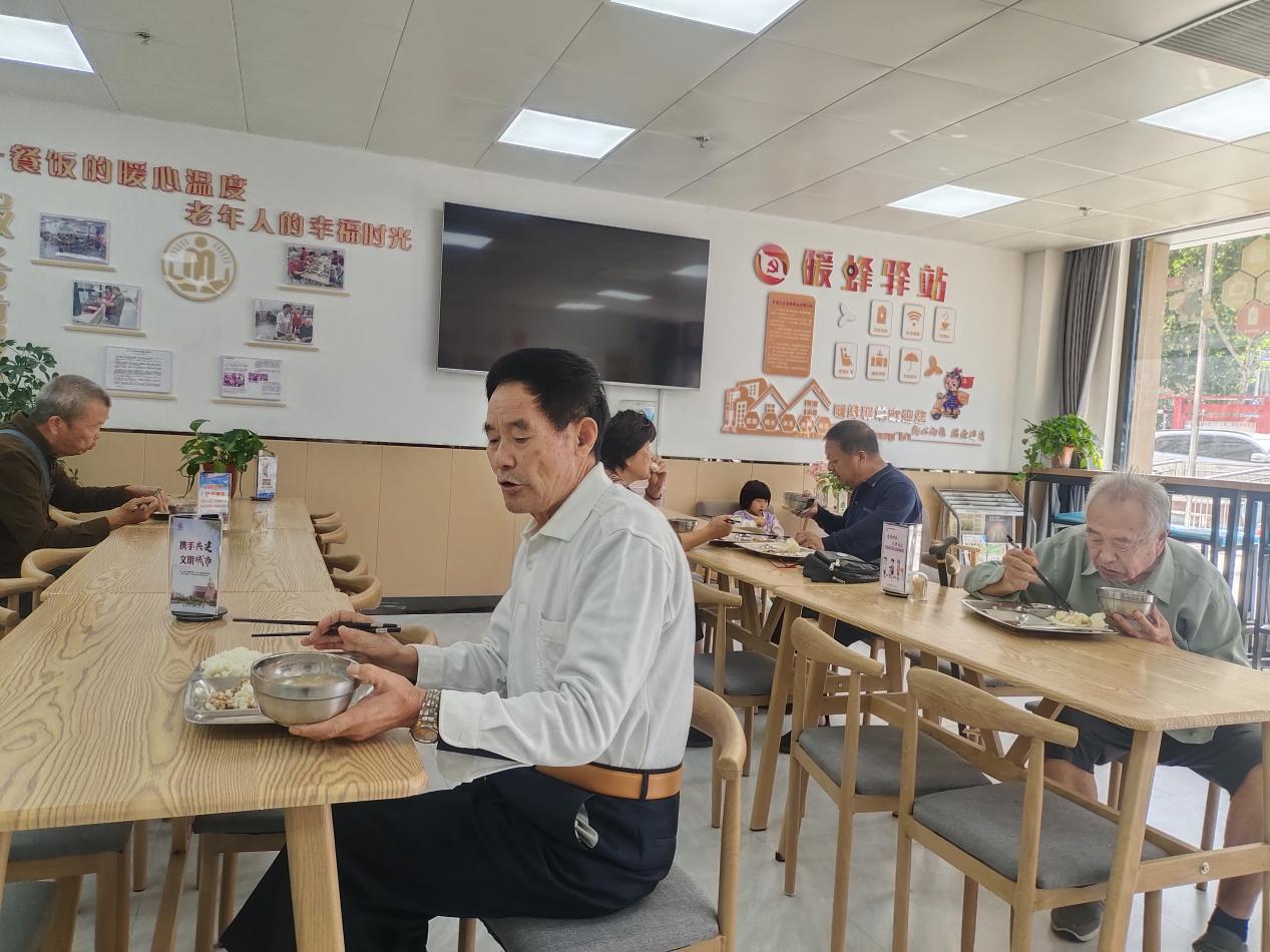 幸福社區老年食堂內，老人們正在吃午飯。譙城區委宣傳部供圖