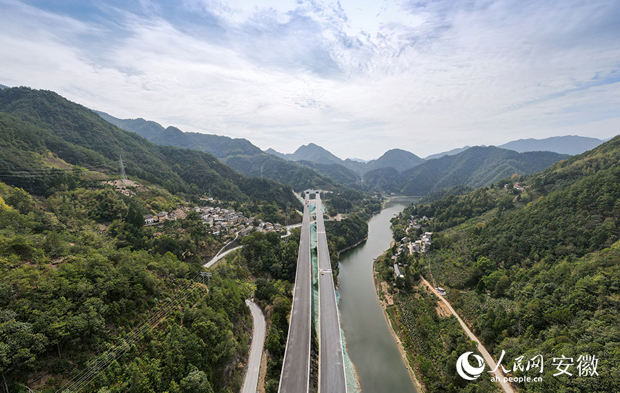 黄千高速依山傍水，连接了安徽黄山与浙江千岛湖两大黄金旅游景区。人民网 王锐摄