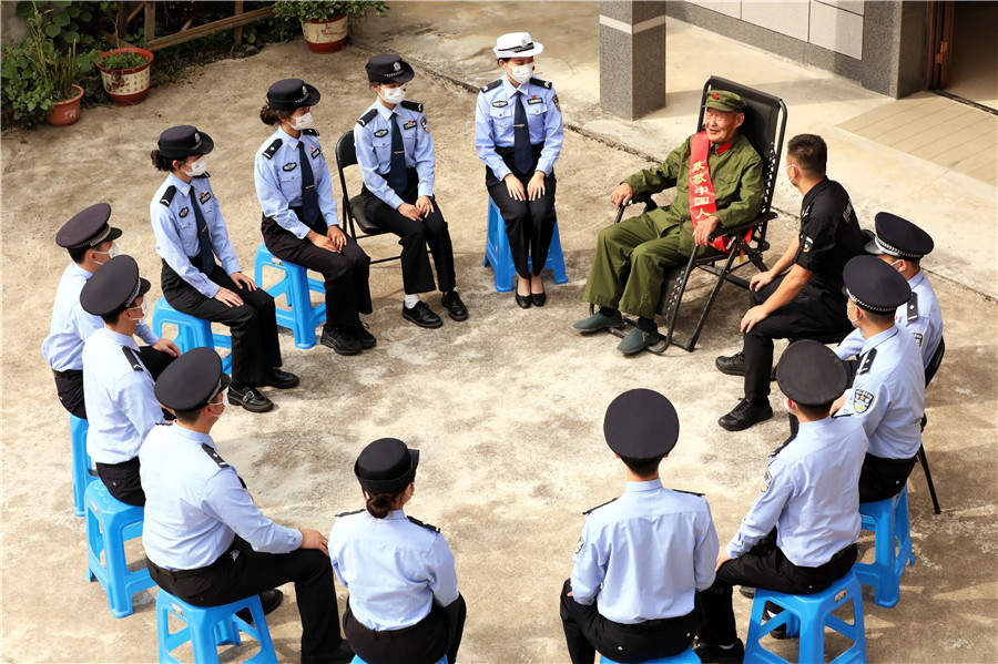 现场聆听志愿军老战士追忆往昔，讲述红色故事。高鹏摄
