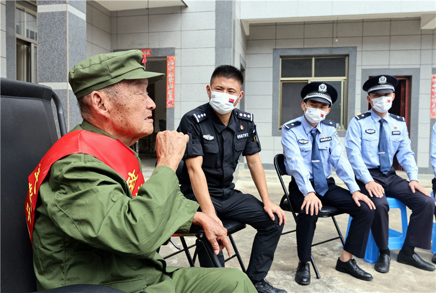 新警现场聆听志愿军老战士重温抗美援朝保家卫国的难忘记忆。高鹏摄