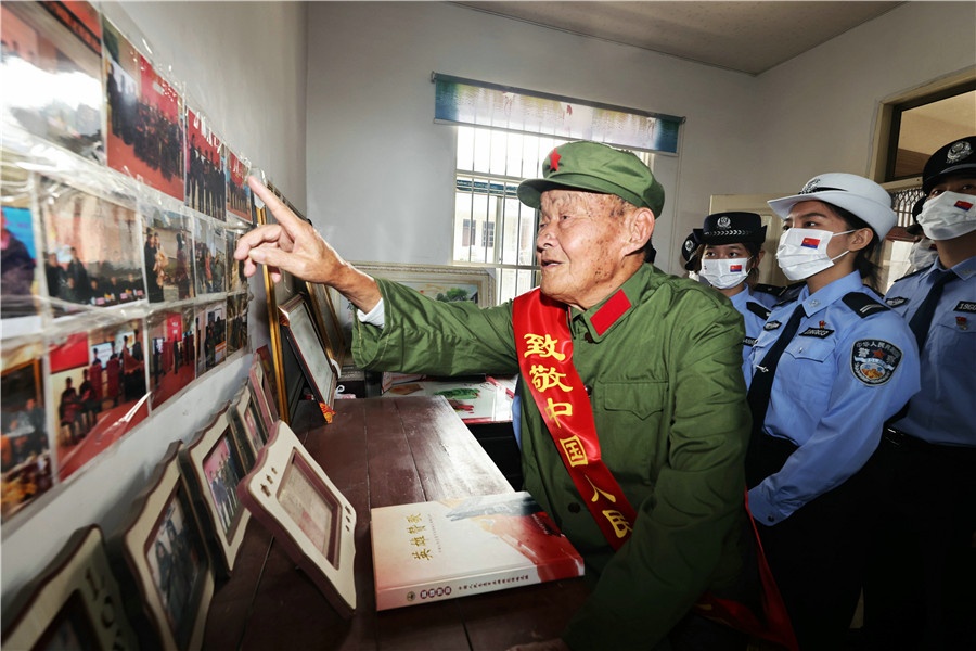 志愿军老战士为新警讲述珍贵照片背后的故事。高鹏摄