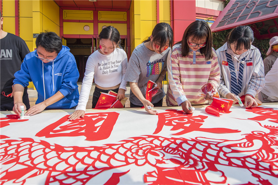 剪纸迎国庆，祝福送祖国。肖本祥摄