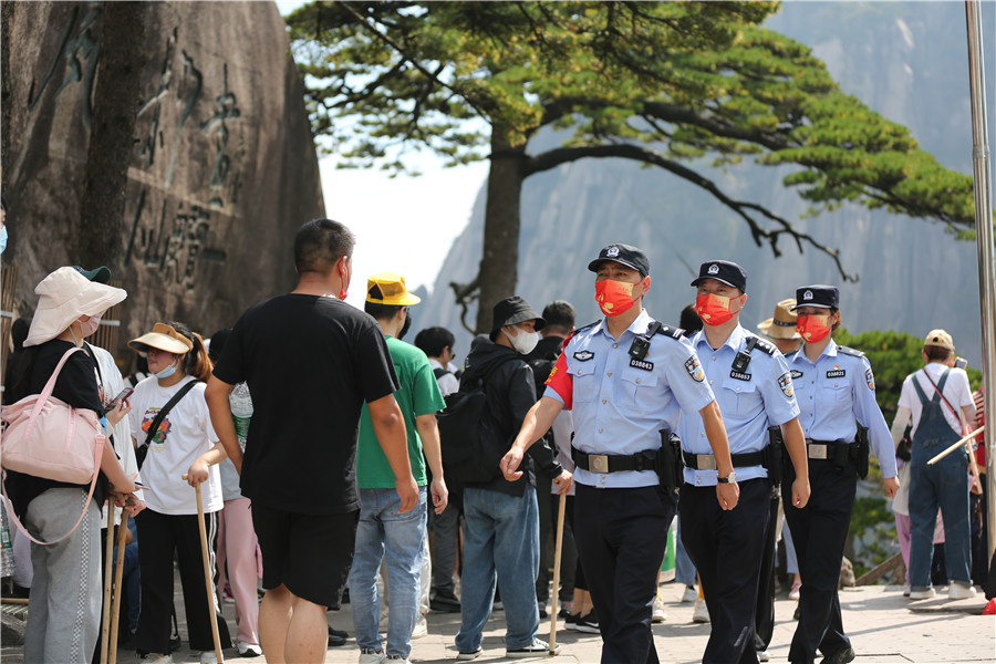 公安干警节日坚守黄山之巅。汪娜摄