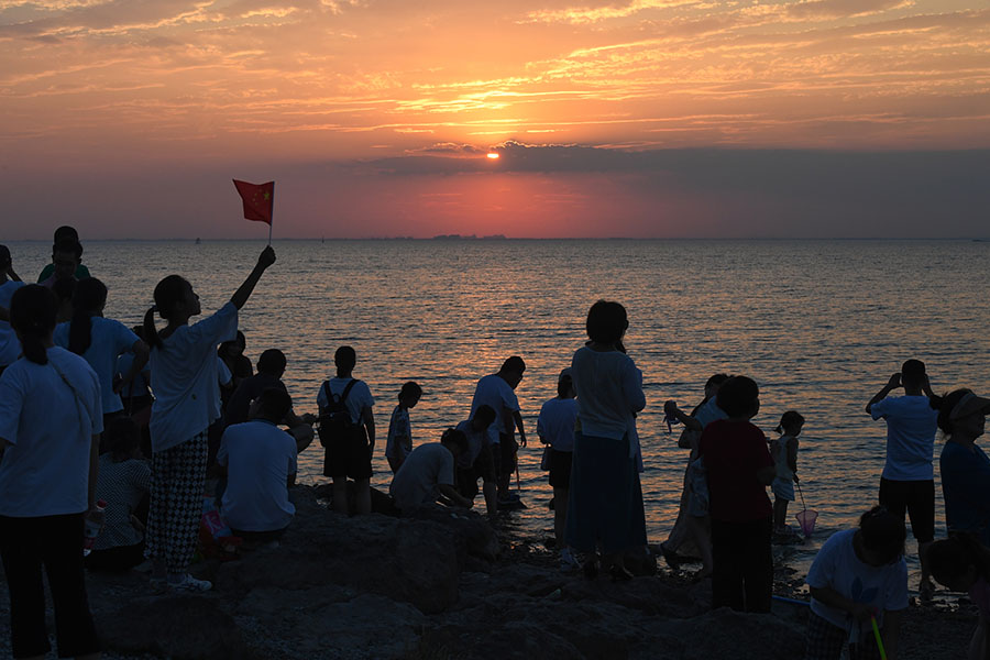 图为游客在拍摄日落。吴芳 摄
