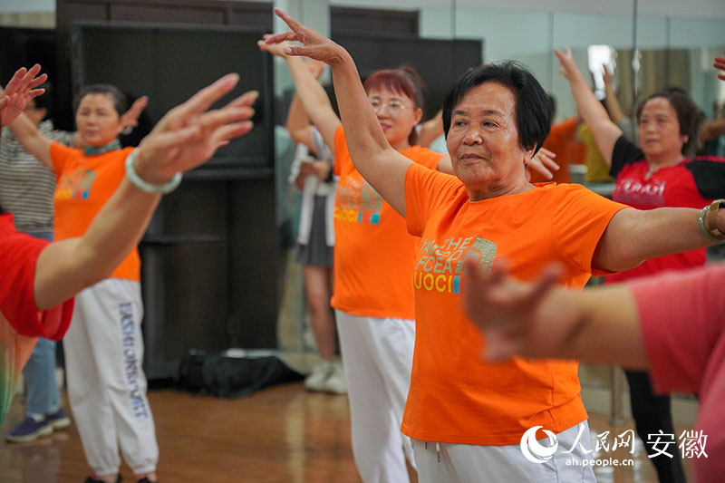 镜湖区老年大学内，老人们正在上健身操课。人民网 陈若天摄