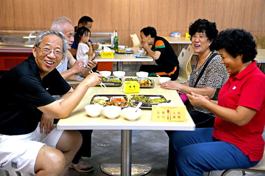 2022年10月3日，安徽省淮南市高新區泉山湖社區老年食堂開業，社區老人享受優惠午餐。陳彬 攝