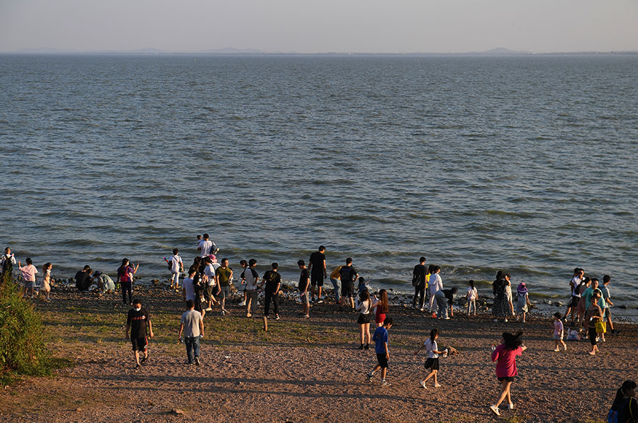 图为游客在姥山岛看水天一色。吴芳 摄