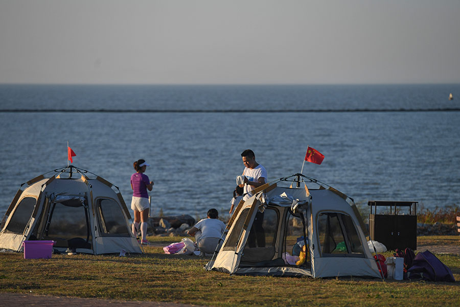 图为巢湖岸边，游客搭帐篷享受假日休闲。吴芳 摄