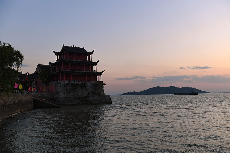 图为夕阳下的中庙和姥山岛。吴芳 摄