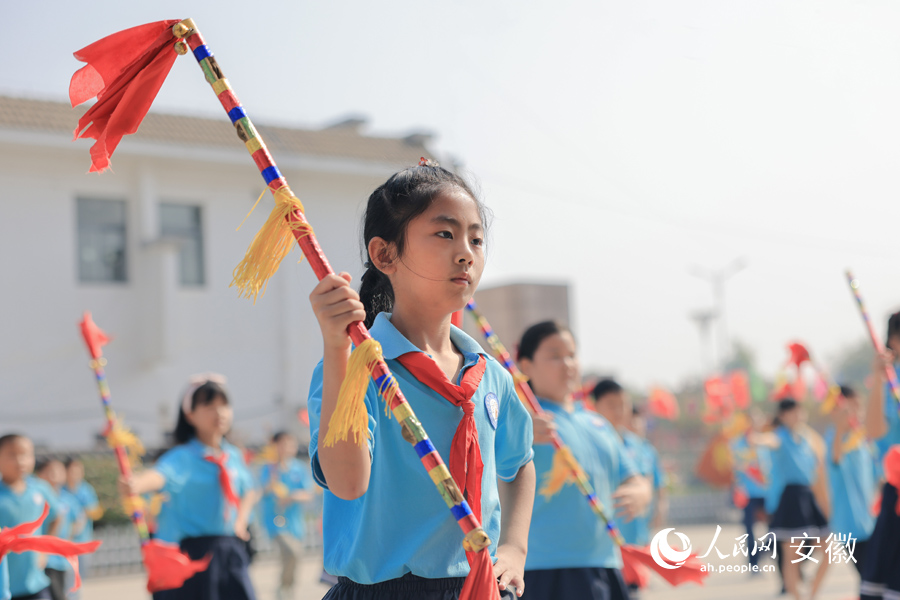 蓮湘舞已成為柿樹崗鄉中心學校的一項特色品牌。人民網 王曉飛攝