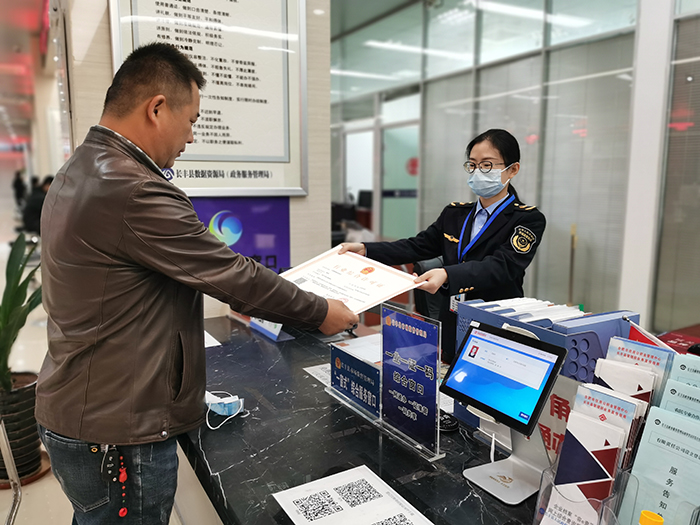 工作人员为商户颁发长丰县首张“行业综合许可证”。长丰县市场监督管理局供图