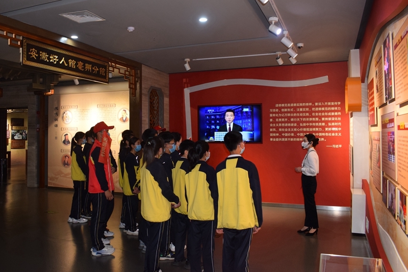 亳州三十一中师生走进好人馆，聆听身边好人故事，争做文明好市民。