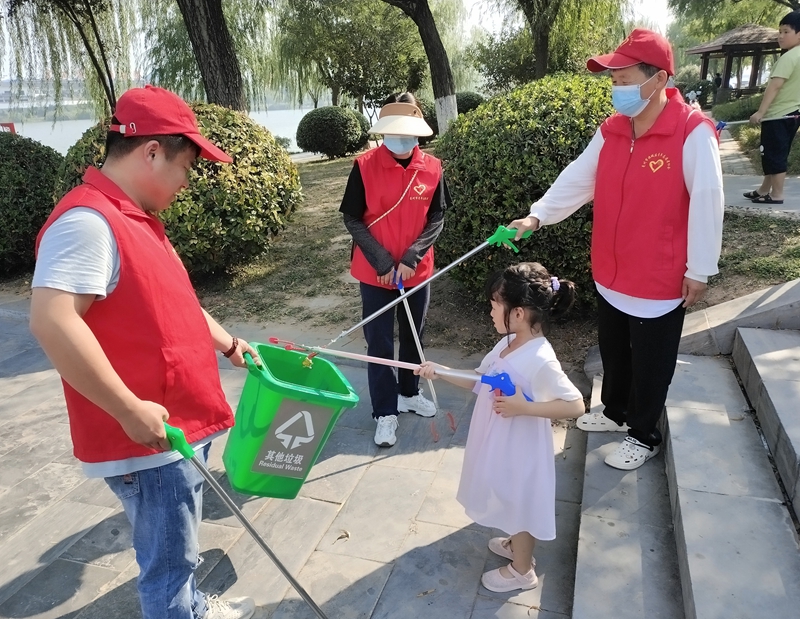 譙城區青年志願者協會的志願者們在撿拾垃圾。