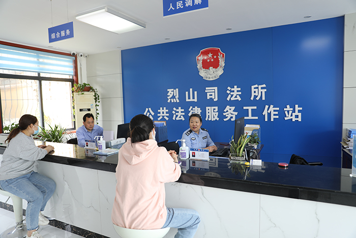 魏玉芬在窗口值班。安徽省司法廳供圖