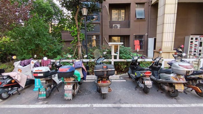 裝智能電動車充電樁。徐愛雲供圖