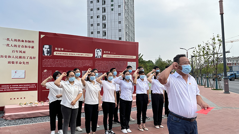 集贤社区团员在延乔路重温入团誓词。胡祥摄