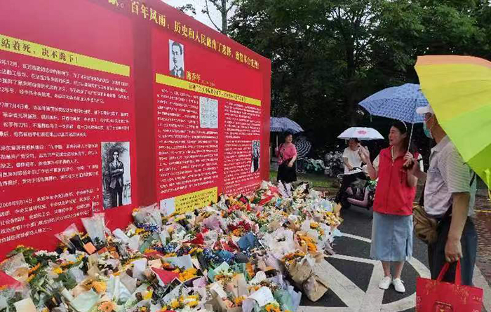 延乔路励志行志愿服务队志愿者为群众讲解革命英雄事迹。肥西县桃花镇供图