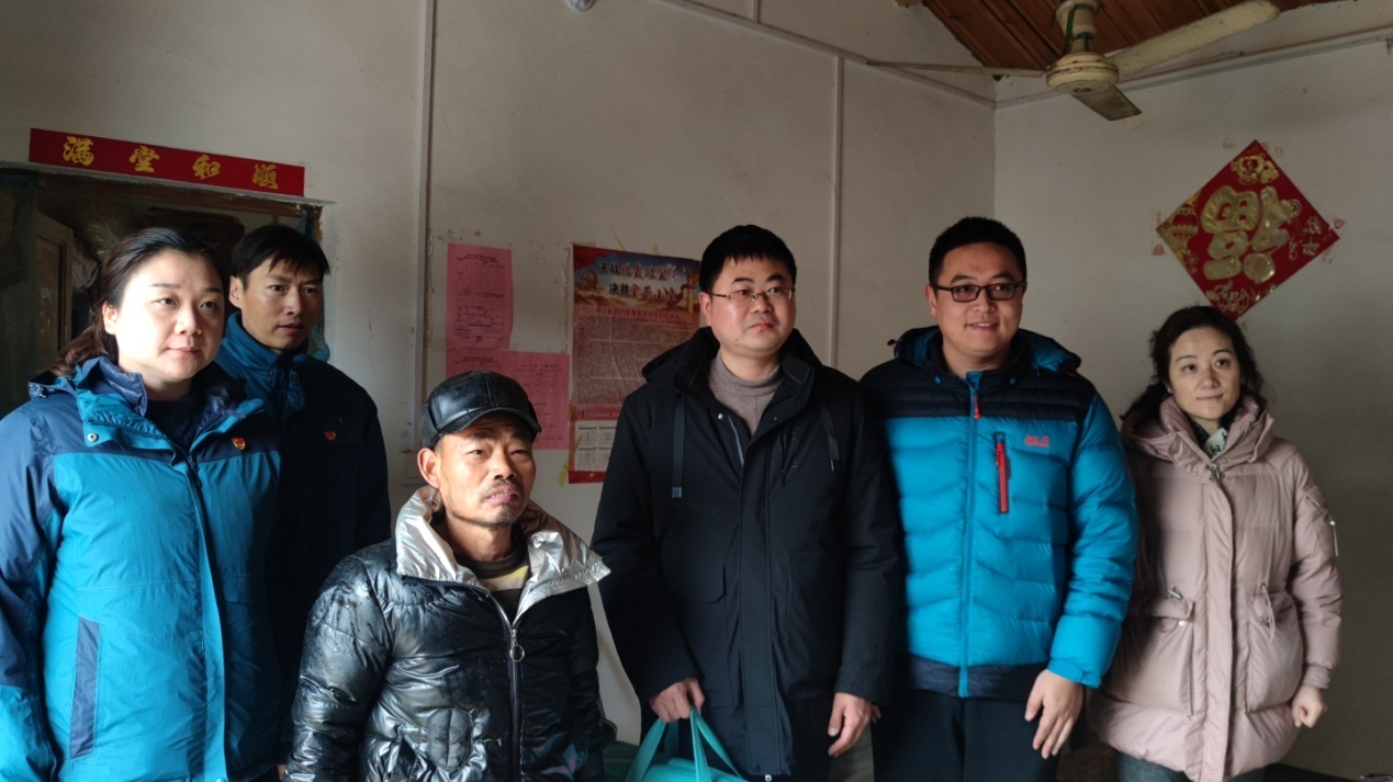 合肥热电领导春节到九联村困难户家中慰问。合肥热电供图