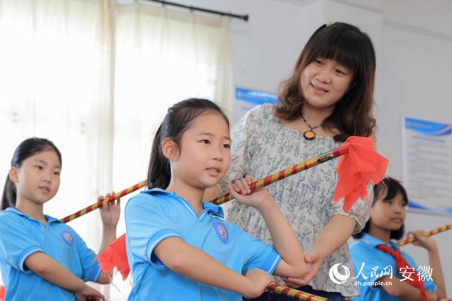 非遗传承人吴宗琼老师指导学生莲湘舞动作。人民网 王晓飞摄