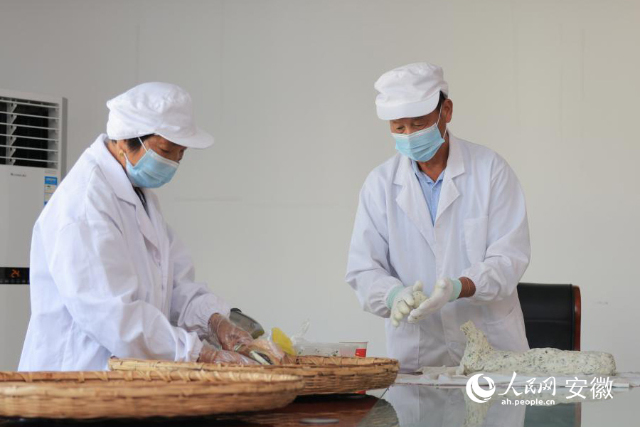 制作蒿子粑粑。人民网 王晓飞摄