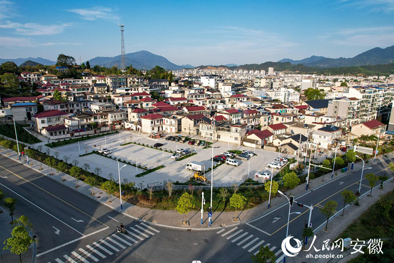老許家門口新建的停車場。人民網記者 苗子健攝