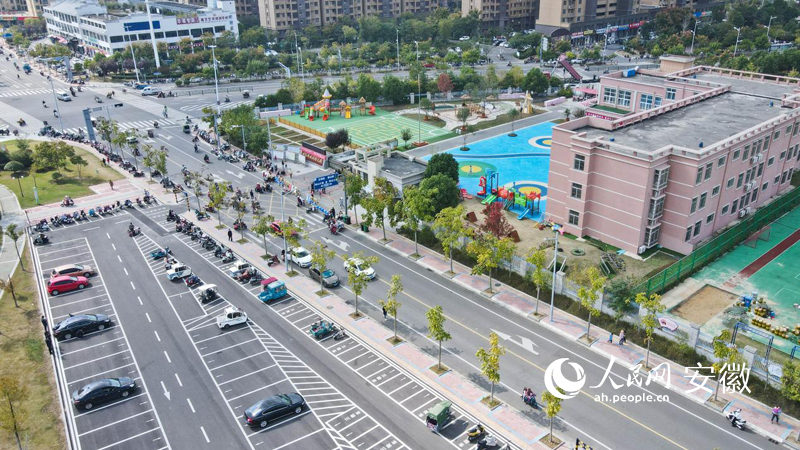 在明中路与柳湾路交口，坐落着三所学校。人民网 陶涛摄