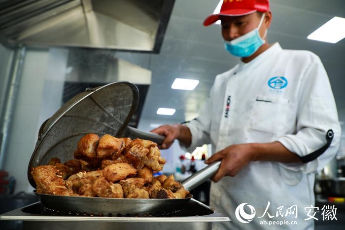 老年食堂里，厨房正在做新鲜的炸鸡腿。人民网 陶涛摄