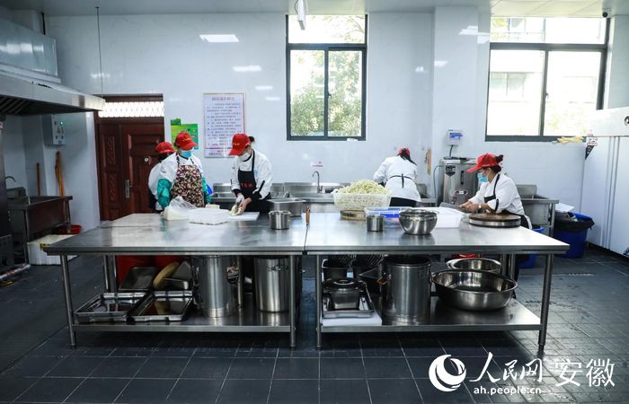 干净卫生的老年食堂，让老人们吃的放心。人民网 陶涛摄